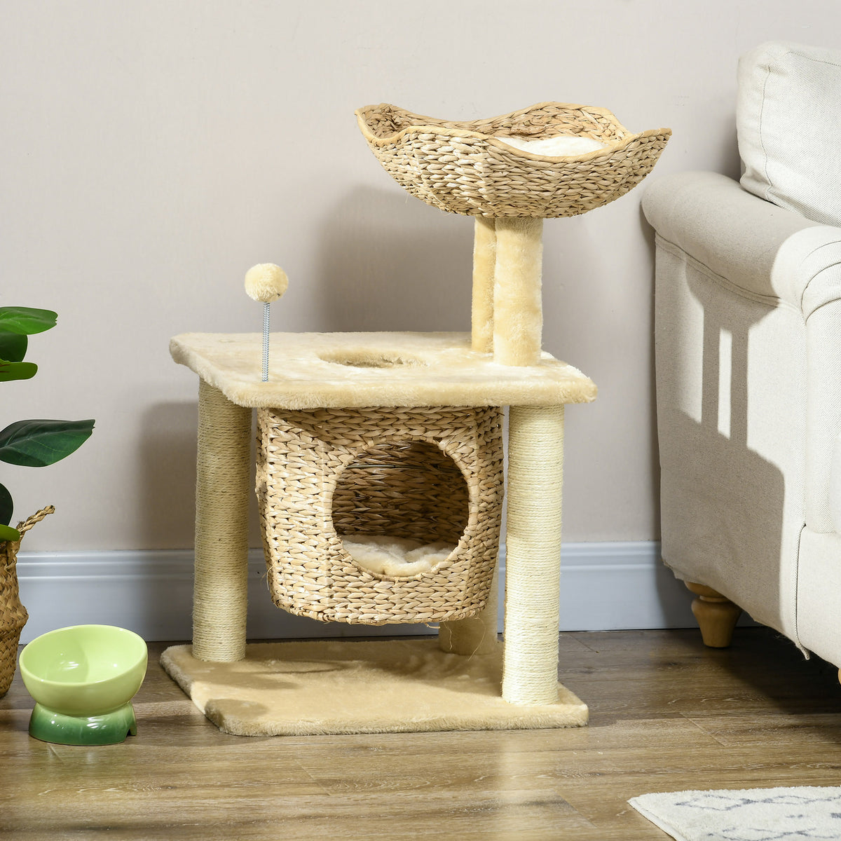 Arbre à chat compact 74 cm beige avec niche tressée dans un salon