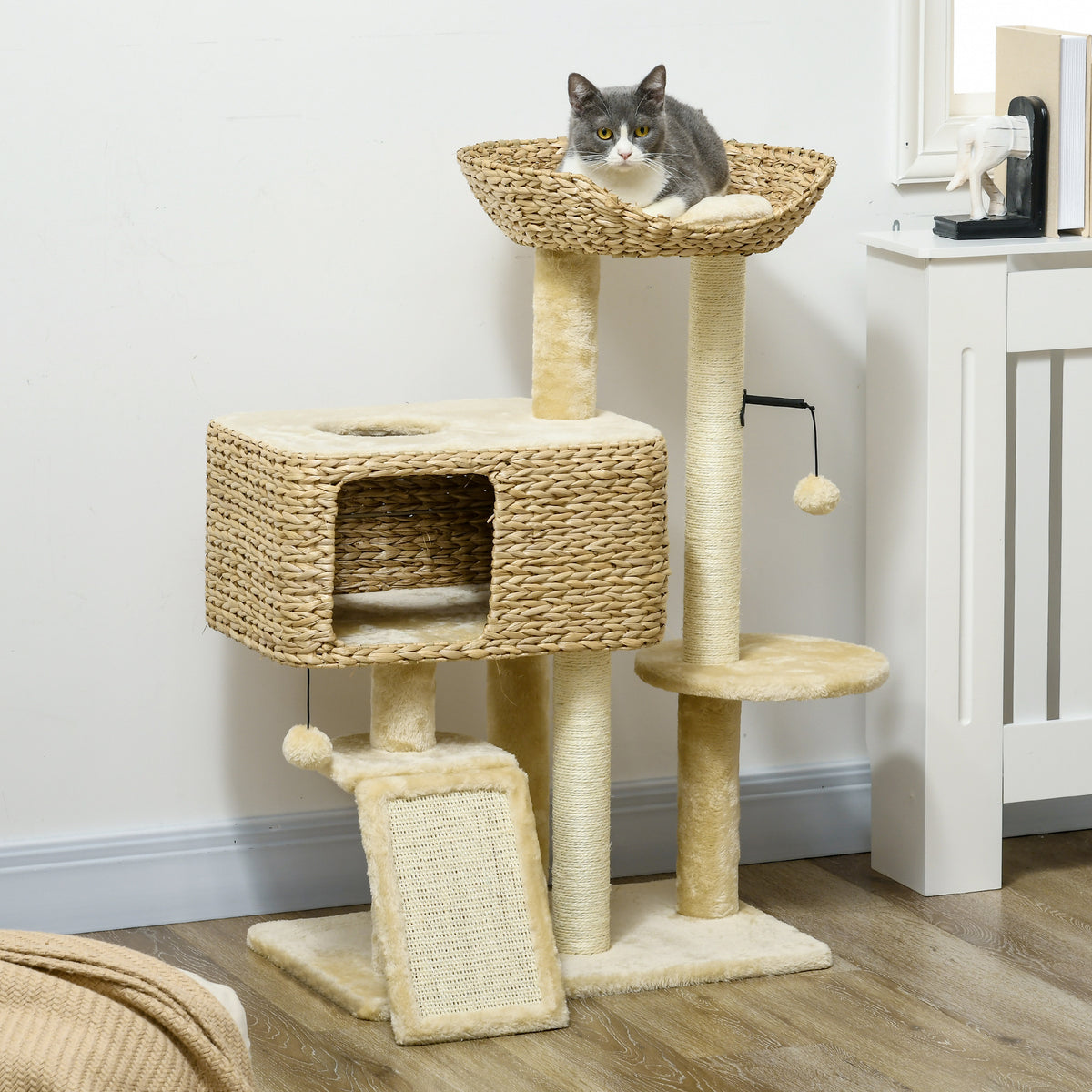 Arbre à chat 98 cm beige avec niche et panier dans un salon